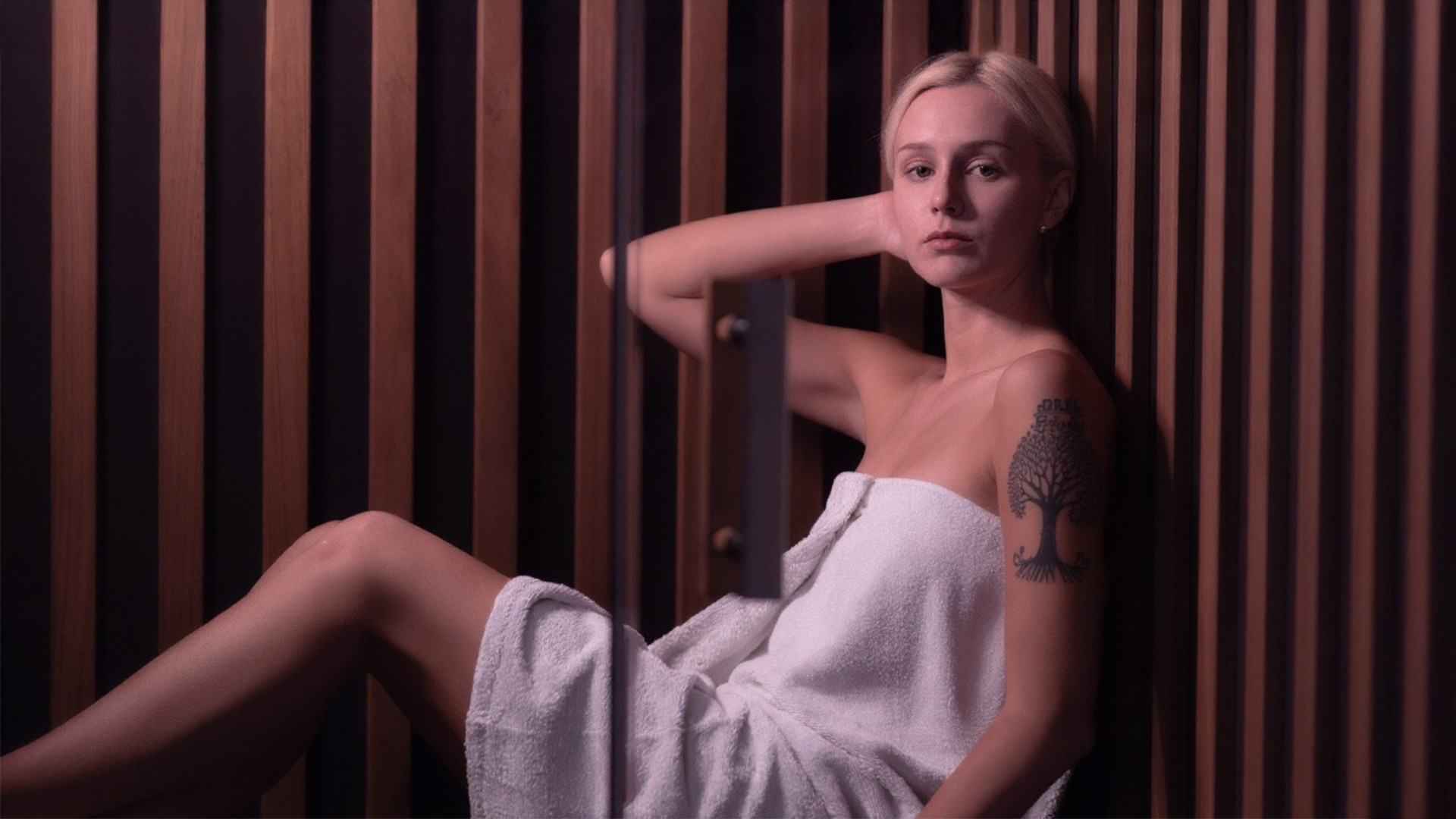 žena v indoor sauně